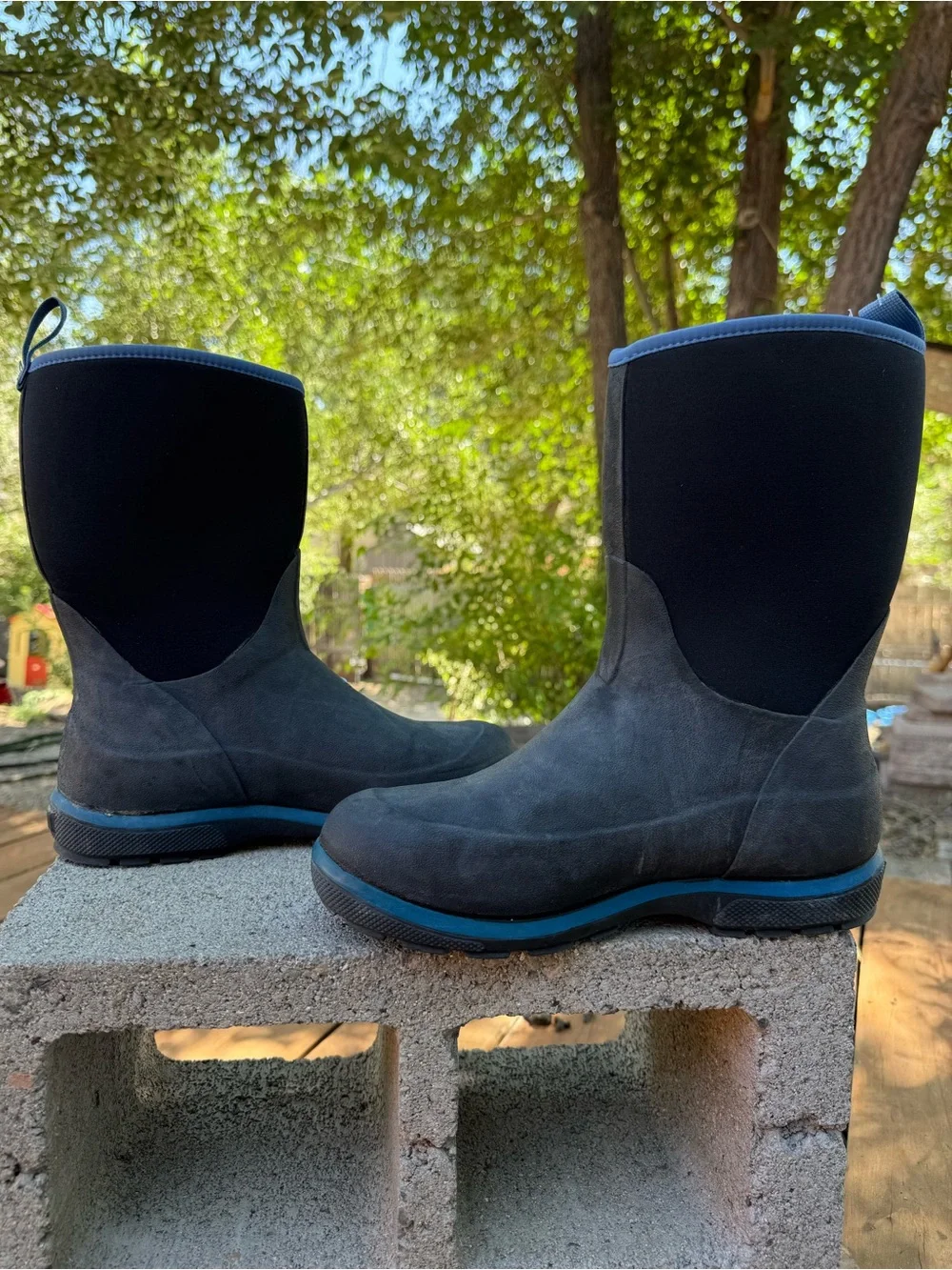 Muck Boot Company Kid's Element Neoprene boots in black and blue